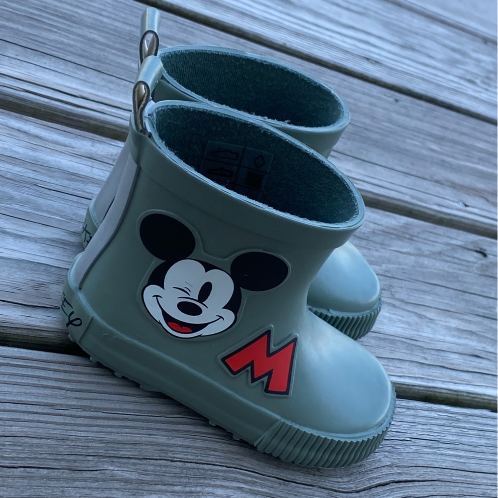 H&M Disney Mickey Mouse rain boots in color green. Size 5.5C in toddlers.